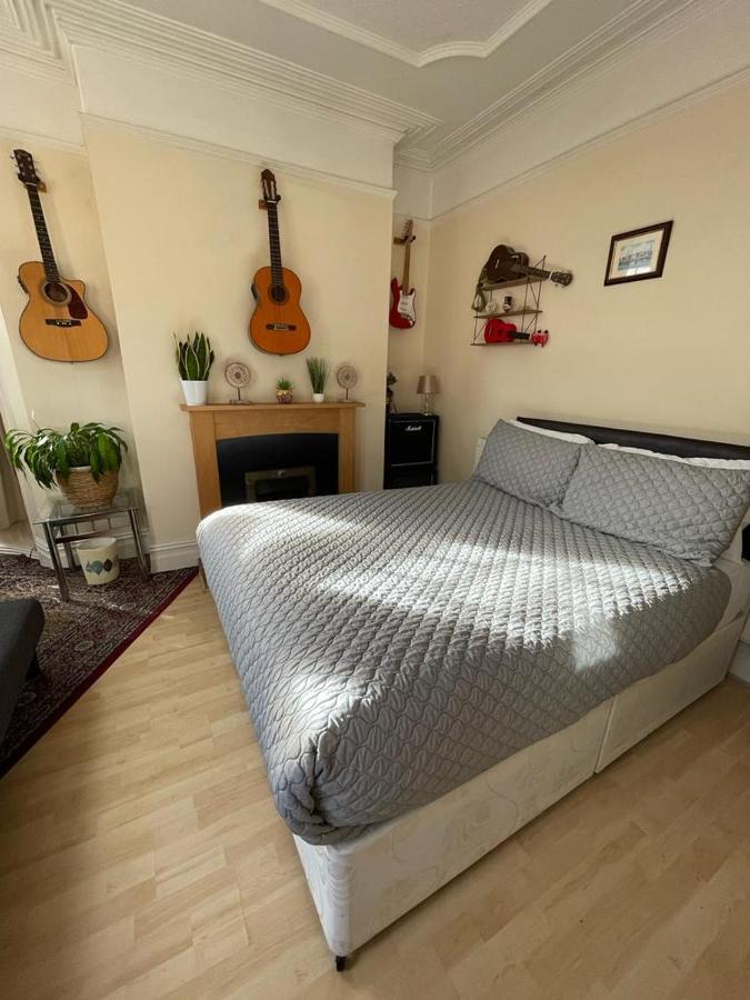 Room In Family Home Near Penny Lane Liverpool Zewnętrze zdjęcie