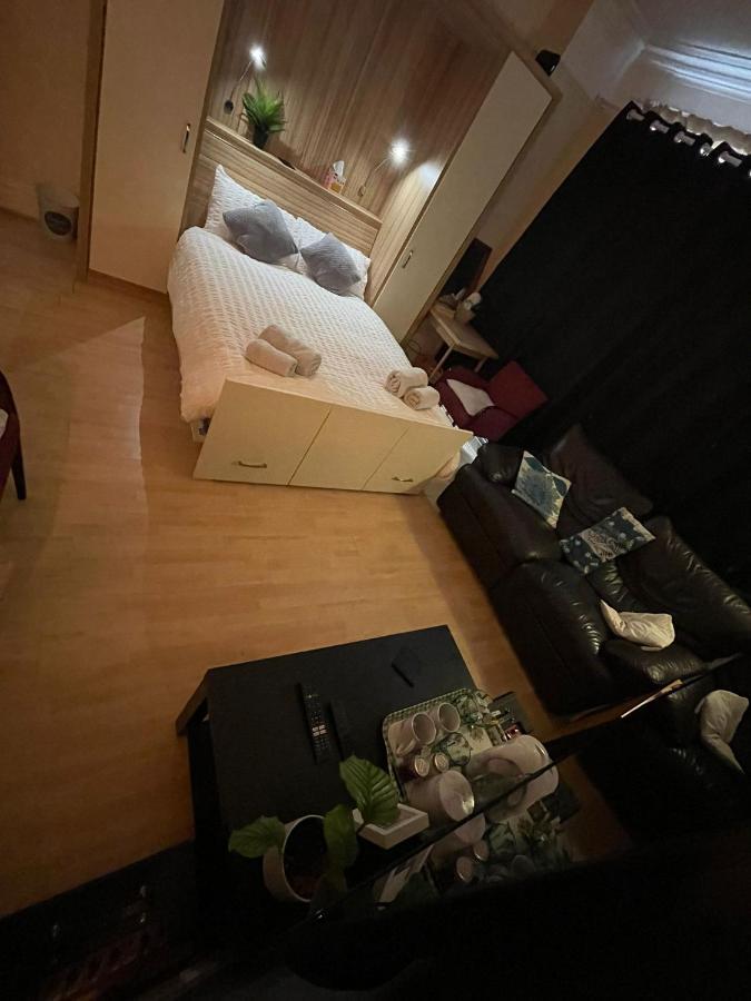 Room In Family Home Near Penny Lane Liverpool Zewnętrze zdjęcie
